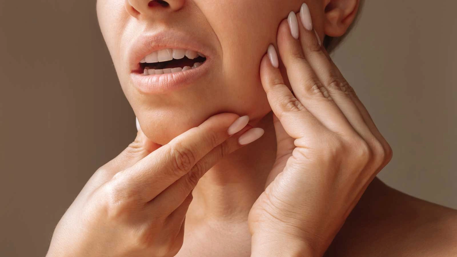 Woman-experiencing-jaw-pain-and-tooth-discomfort (1)