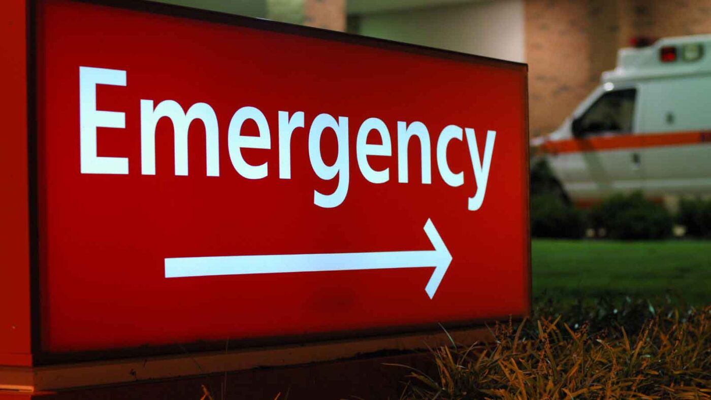 Red emergency sign with arrow pointing to the right.