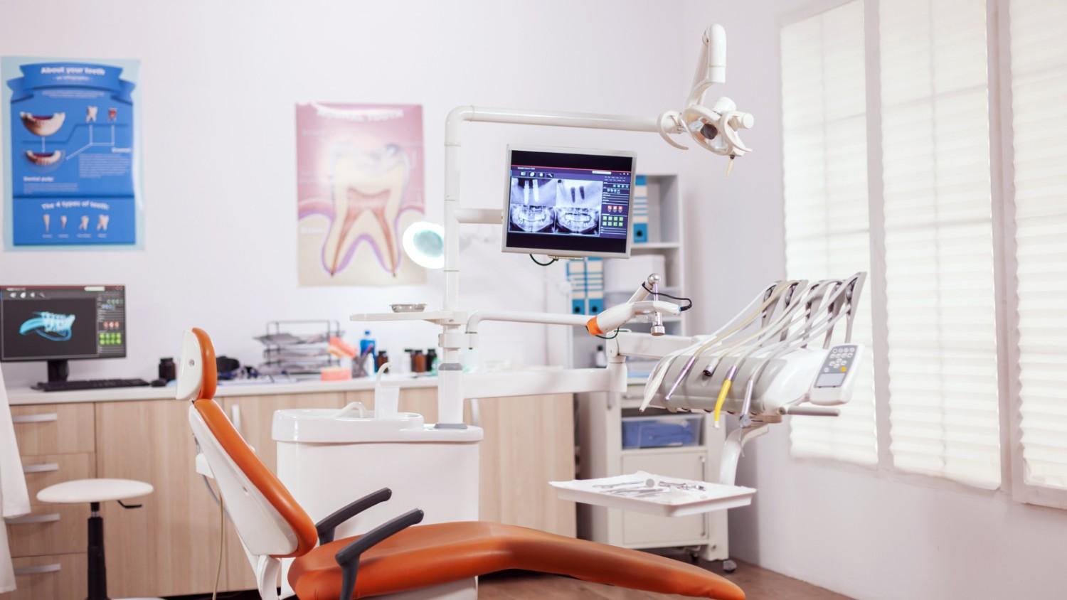 ModerndentalclinicwithequipmentandX-raydispla